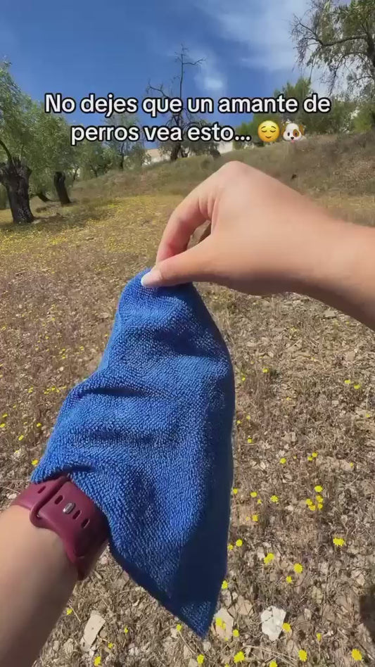 Perro bebiendo de la botella PawQuench